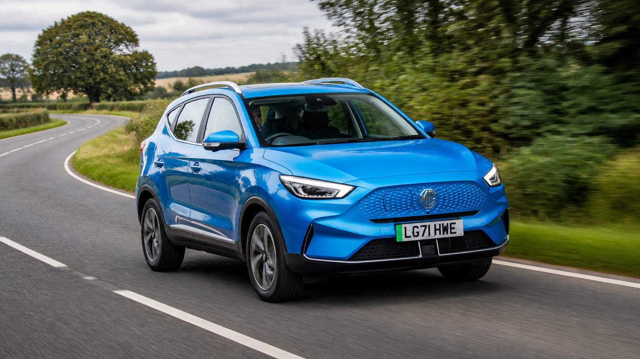 Carro SUV azul em movimento numa estrada curva rodeada de árvores e campos verdejantes.