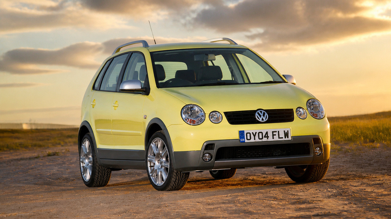 Carro Volkswagen amarelo estacionado em estrada de terra ao pôr do sol com céu nublado.